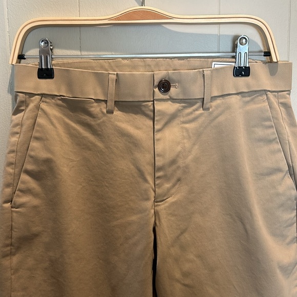 Modern Khakis in Straight Fit with GapFlex
30 x 32 L
Color - Khaki - Picture 6 of 8